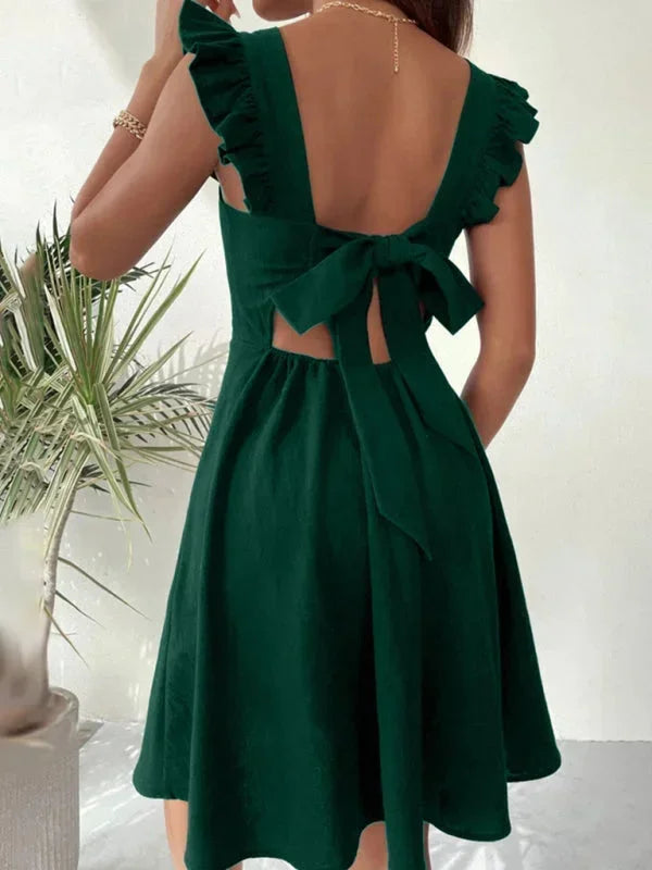 Robe courte évasée en coton léger, avec volants et bretelles pour un look estival décontracté, disponible en plusieurs…